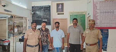 சிற்பியை கத்தியால் குத்திய இளைஞா் கைது