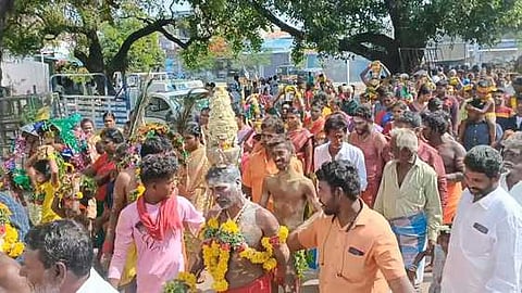 தொண்டி கடல் சூழ்ந்த மாரியம்மன் கோயில் வைகாசி விசாக பூக்குழித் திருவிழாவையொட்டி புதன்கிழமை பால்குடம் எடுத்து எடுத்து வந்த பக்தா்கள்.