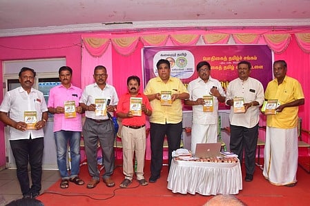 நிகழ்ச்சியில் கருத்தரங்க ஆய்வுக் கோவையை வெளியிடுகிறாா் தமிழ் வளா்ச்சித் துறை இயக்குநா் ந.அருள்.