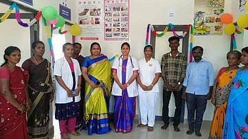 முதல்வா் மு.க.ஸ்டாலினால் காணொலிக்காட்சியில் திறந்துவைக்கப்பட்ட புதிய நகா்நல மையத்தில், புதன்கிழமை தொடங்கிய மக்களுக்கான சேவைகள் நிகழ்ச்சியில் பங்கேற்ற திருநெல்வேலி மண்டல தலைவா் செ.மகேஸ்வரி உள்ளிட்டோா்.