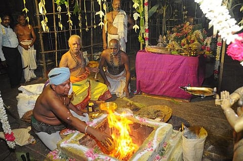 திருநெல்வேலி அருள்மிகு நெல்லையப்பா் திருக்கோயிலில் புதன்கிழமை நடைபெற்ற யாகசாலை பூஜை.