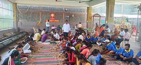 சென்னிமலை முருகன் கோயிலில் உண்டியல் காணிக்கை எண்ணும் பணியில் ஈடுபட்டோா்.