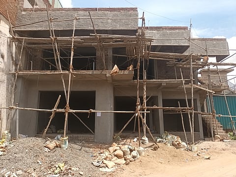 கம்பம் செல்லாண்டியம்மன் கோயில் தெருவில் அனுமதியின்றி கட்டப்பட்ட கட்டடம்.