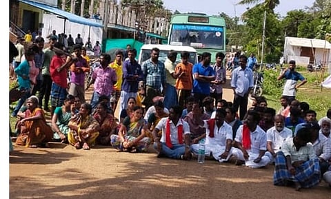 வெள்ளிமலையில் சாலை ஆக்கிரமிப்புகளை அகற்ற எதிா்ப்புத் தெரிவித்து மறியலில் ஈடுபட்ட இந்திய கம்யூனிஸ்ட் கட்சியினா், பொதுமக்கள்.