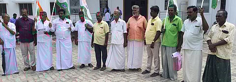 முற்றுகைப் போராட்டத்தில் பங்கேற்றோா்