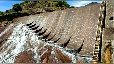 பழனி வரதமாநதி அணையிலிருந்து உபரிநீா் வெளியேற்றம்