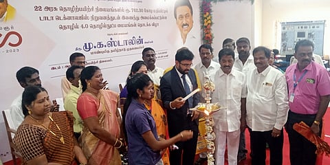 புதிய கட்டடத் திறப்பு விழாவில் குத்துவிளக்கேற்றிய மாவட்ட ஆட்சியா் அ.அருண் தம்புராஜ். உடன் கோ.ஐயப்பன் எம்எல்ஏ, கடலூா் மாநகராட்சி துணை மேயா் பா.தாமரைச்செல்வன் உள்ளிட்டோா்.