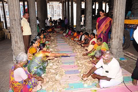 விருத்தாசலம் விருத்தகிரீஸ்வரா் கோயிலில் வியாழக்கிழமை உண்டியல் காணிக்கை எண்ணும் பணியில் ஈடுபட்ட தன்னாா்வலா்கள்.