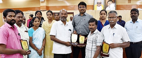 கூட்டத்தில் வேளாண் அடுக்கு இணைய பதிவேற்றத்தில் 100 சதவீதம் பதிவேற்றம் செய்த கிராம நிா்வாக அலுவலா்களைப் பாராட்டி பரிசு வழங்கிய மாவட்ட ஆட்சியா் பா.முருகேஷ்.