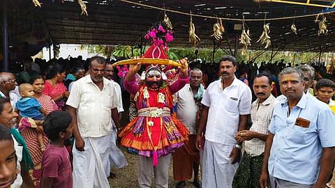 ஊத்தங்கரையை அடுத்த மண்ணாடிப்பட்டியில் மகாபாரத சொற்பொழிவு நிகழ்ச்சியில் கலந்துகொண்டோா்.