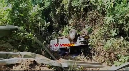 கல்லட்டி மலைப் பாதையில் 18ஆவது கொண்டை ஊசி வளைவில் 20 அடி பள்ளத்தில் கவிழ்ந்து கிடக்கும் 108 ஆம்புலன்ஸ்.