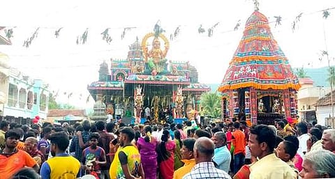 இடையப்பட்டி கிராமத்தில் நடைபெற்ற மாரியம்மன் தேரோட்டம்.