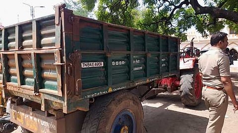 மணல் கடத்திய 2 போ் மீது வழக்கு: டிராக்டா் பறிமுதல்