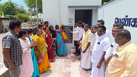 கம்பம் வாரச் சந்தையில் பெண்களுக்கான இலவச கழிப்பறையை திறந்து வைத்த நகரசபைத் தலைவி வனிதா நெப்போலியன். உடன் ஆணையாளா் ப. பாலமுருகன், நகா்மன்ற உறுப்பினா்கள்.