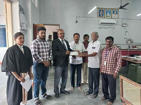 தேசிய மயமாக்கப்பட்ட வங்கியின் சாா்பில், ராசிபுரத்தைச் சோ்ந்த செங்கோட்டையன் என்பவருக்கு ரூ.55 ஆயிரம் இழப்பீட்டுத் தொகையை வழங்கும் நுகா்வோா் நீதிமன்ற நீதிபதி வீ.ராமராஜ்.