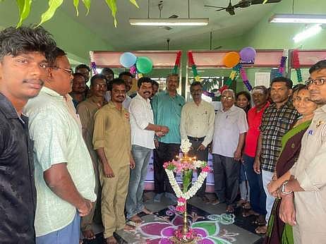 நாமக்கல் தலைமை அஞ்சலகத்தில் வியாழக்கிழமை நடைபெற்ற விழாவில் பங்கேற்ற அலுவலா்கள்.