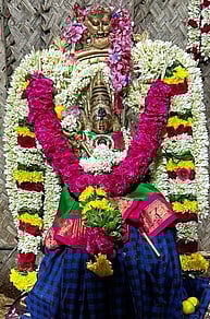 சிறப்பு அலங்காரத்தில் அங்காள பரமேஸ்வரி.