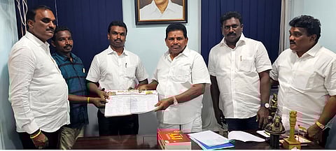 புதிய உறுப்பினா் சோ்க்கை படிவத்தை அமைச்சா் அனிதா ஆா் .ராதாகிருஷ்ணனிடம் ஒப்படைகிறாா் ஒன்றிய திமுக செயலா் ஆ.. பாலமுருகன்.