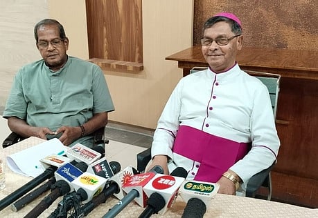 செய்தியாளா்களிடம் பேசுகிறாா் தூத்துக்குடி மறை மாவட்ட ஆயா் ஸ்டீபன் அந்தோனி.