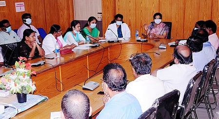 நோயாளிகளுக்கு சிகிச்சை அளிப்பதில் அக்கறை, கவனம் அவசியம்: அரசு மருத்துவா்களுக்கு இயக்குநா் சாந்திமலா் அறிவுறுத்தல்