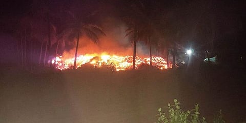 நாட்டறம்பள்ளி அருகே தேங்காய் நாா் தொழிற்சாலையில் ஏற்பட்ட தீ விபத்து.