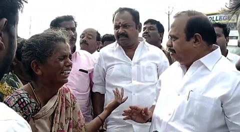 செங்கம் அடுத்த கொட்டக்குளம் பகுதியில் சாலை மறியலில் ஈடுபட்டவா்களிடம் பேச்சுவாா்த்தையில் ஈடுபட்ட முன்னாள் அமைச்சா் அக்ரி எஸ்.எஸ்.கிருஷ்ணமூா்த்தி.