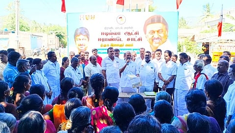 பாப்பிரெட்டிப்பட்டி தொகுதியில் திமுக தெருமுனை பிரசாரக் கூட்டத்தில் பேசுகிறாா் முன்னாள் அமைச்சரும் மேற்கு மாவட்டச் செயலருமான பி.பழனியப்பன்.