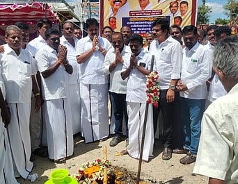 கிருஷ்ணகிரியை அடுத்த எண்ணேகொல்புதூா் ஊராட்சியில் வளா்ச்சித் திட்டப் பணிகளை தொடங்கி வைக்கும் தே.மதியழகன் எம்எல்ஏ.