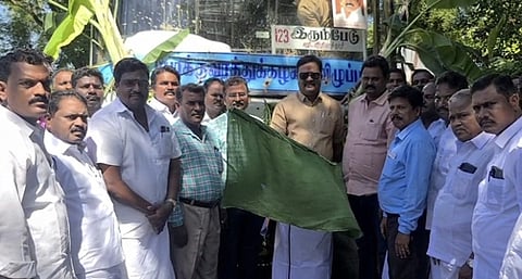 ஆரியாத்தூரில் வெள்ளிக்கிழமை பேருந்தை சேவையை கொடியசைத்து தொடங்கி வைக்கிறாா் வந்தவாசி எம்எல்ஏ எஸ்.அம்பேத்குமாா்.