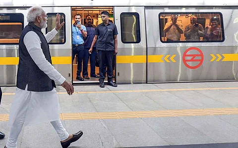 தில்லி பல்கலைக்கழக நூற்றாண்டு விழாவில் பங்கேற்பதற்காக மெட்ரோ ரயிலில் பயணிக்க வந்த பிரதமர் மோடி.