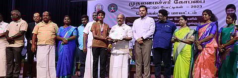 முதலமைச்சா் கோப்பை போட்டிகளில் வென்றவா்களுக்கு பரிசு:அமைச்சா் வழங்கினாா்