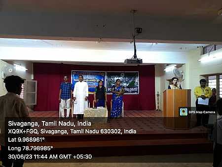 சிவகங்கை மாவட்டம், தேவகோட்டையில் உள்ள ஆனந்தா கல்லூரியில் வெள்ளிக்கிழமை நடைபெற்ற கருத்தரங்கில் பங்கேற்றோா்.