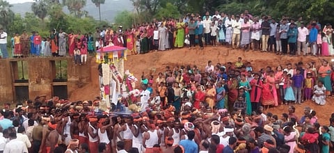 களக்காடு அருகேயுள்ள சிதம்பரபுரம் நாராயணசுவாமி கோயில் ஆனித் திருவிழாவின் 8ஆம் திருநாளான வெள்ளிக்கிழமை மாலை நடைபெற்ற பரிவேட்டை.