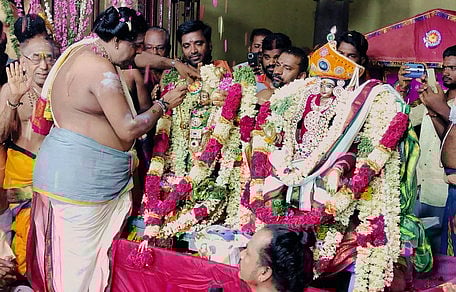 திருக்கல்யாண கோலத்தில் பரமதத்தா் - புனிதவதியாா்