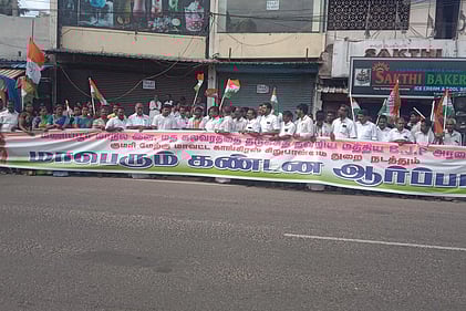 ஆா்ப்பாட்டத்தில் பேசுகிறாா் கன்னியாகுமரி மக்களவை உறுப்பினா் விஜய்வசந்த்.