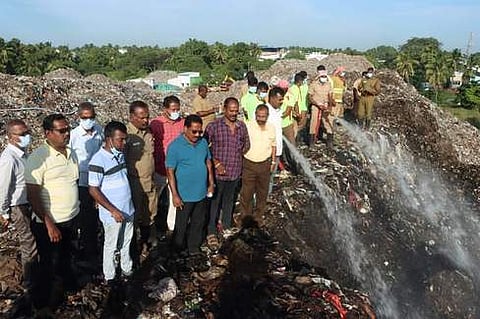 வலம்புரிவிளை குப்பைக்கிடங்கில் ஆய்வு மேற்கொள்கிறாா் மாநகராட்சி மேயா் ரெ.மகேஷ்.