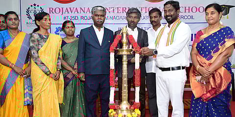 விளையாட்டுப் போட்டிகளை குத்துவிளக்கேற்றி தொடங்கிவைக்கிறாா் விஜய்வசந்த் எம்.பி. உடன், பள்ளித் தலைவா் அருள்கண்ணன், துணைத் தலைவா் அருள்ஜோதி உள்ளிட்டோா்.