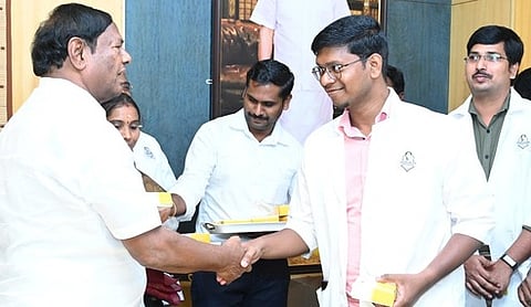 பெரம்பலூா் மருத்துக் கல்லூரியில் மருத்தவா் தினம்