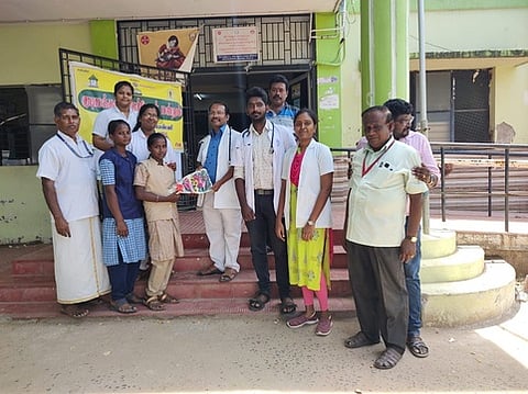 அடியக்கமங்கலம் ஆரம்ப சுகாதார நிலையத்தில் மருத்துவா்களுக்கு நினைவுப் பரிசு வழங்கும் மாணவிகள்.