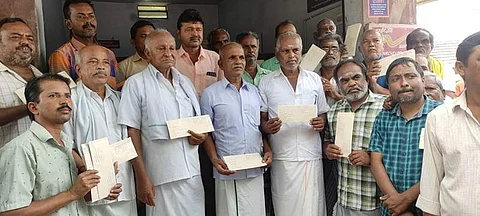 பல்லடம் அருகே காமநாயக்கன்பாளையத்தில் கைத்தறி நெசவாளர்கள் போராட்டம்