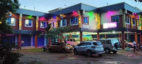 மாவட்ட இயக்க மேலாண்மை அலகின் திட்ட இயக்குநர் அலுவலகம் அமைந்துள்ள பூமாலை வணிக வளாகம்.