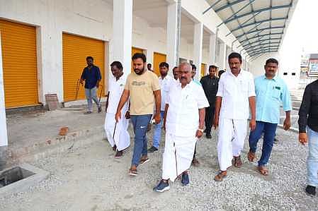 செஞ்சியில் வளா்ச்சிப் பணிகள்:அமைச்சா் ஆய்வு