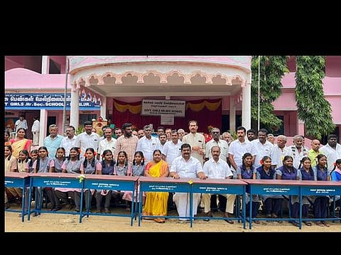 பாகலூா் அரசு பெண்கள் பள்ளிக்கு ரூ. 7 லட்சத்தில் இருக்கைகள் வழங்கல்