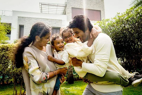 தன் மகன் குகனின் பிறந்தநாளான இன்று (ஜூலை 12)  சிவகார்த்திகேயன், மனைவி ஆர்த்தி, மகள் மற்றும் மகனுடன் உள்ள குடும்பப் புகைப்படங்களை சமூக வலைதளத்தில் பகிர்ந்துள்ளார்.