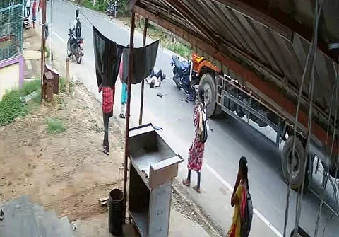 விபத்தில் நூலிழையில் உயிர் தப்பிய கல்லூரி மாணவன்: விடியோ வைரல்!
