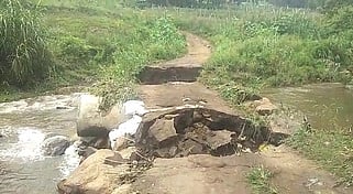 பள்ளங்கி கோம்பை பகுதியில் தரைப்பாலம் சேதம்