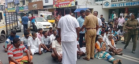 அரசுப்பள்ளி ஆசிரியா் சாவில் மா்மம்: உறவினா்கள் சாலை மறியல் போராட்டம்