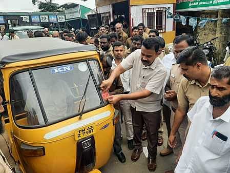 கூடலூா் நகரில் உள்ள ஆட்டோக்களை அடையாளப்படுத்தும் விதமாக ஸ்டிக்கா் ஒட்டும் பணியை தொடங்கிவைக்கிறாா் கோட்டாட்சியா் முகமது குதுரத்துல்லா.