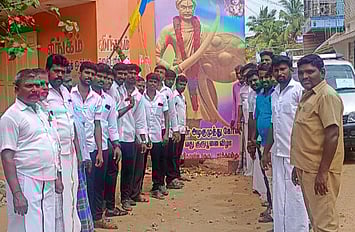 சாத்தான்குளம் கிருஷ்ணன் கோயில் தெருவில், சுதந்திரப் போராட்ட வீரா் அழகுமுத்துக்கோன் பிறந்தநாள் விழா செவ்வாய்க்கிழமை கொண்டாடப்பட்டது.