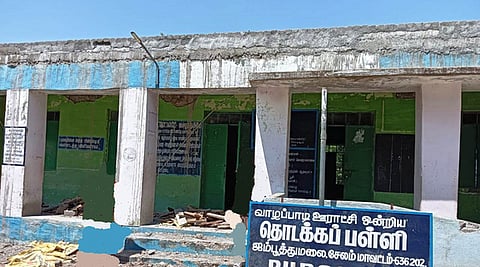 புதுப்பிக்கும் பணி நிறைவடையாததால், அரைகுறையாய் காட்சியளிக்கும் ஜம்பூத்துமலை அரசு தொடக்கப் பள்ளிக் கட்டடம்.